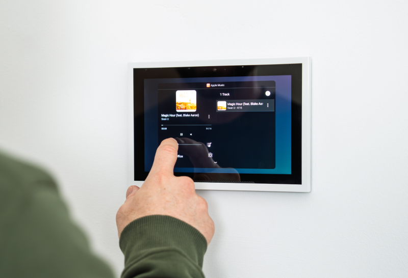 Person interacting with the T5 screen