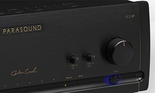 Zoomed-in view of control knobs on front of amp