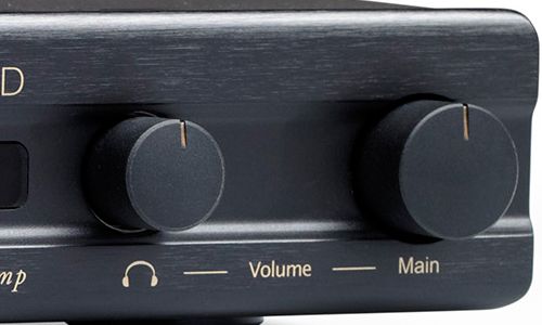 Volume controls on the front of amp
