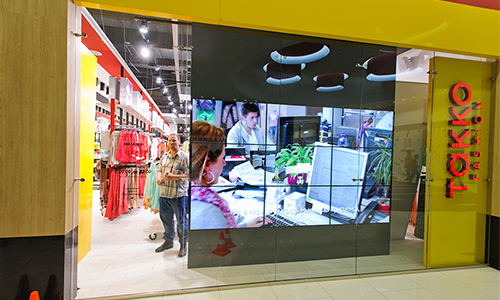 Video wall in a commercial environment